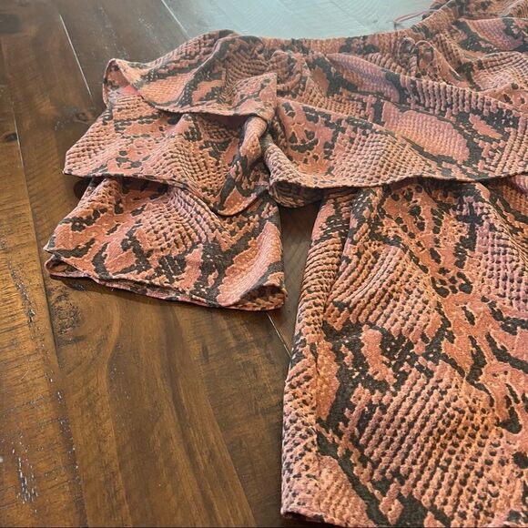 Olivaceous Pink Snake Skin Patterned Off shoulder shorts Romper size small - Picture 7 of 10